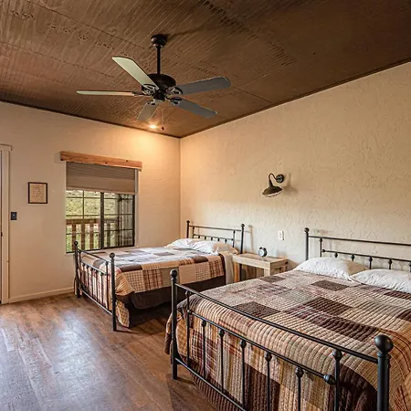 Miners Cabin #3 -Two Double Beds - Private Balcony - Walk To The Action